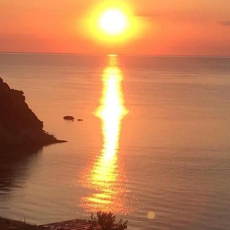 Katevi Luxury Seafront Villa Ierissos Exteriör bild