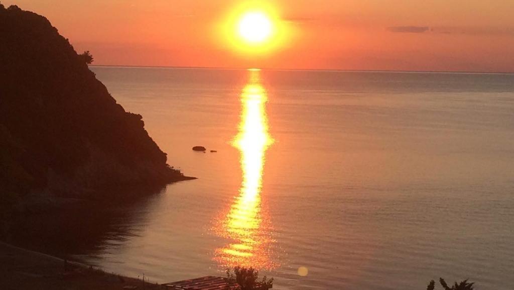 Katevi Luxury Seafront Villa Ierissos Exteriör bild